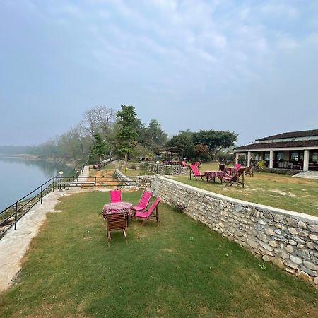 Chitwan Riverside Resort Sauraha Buitenkant foto