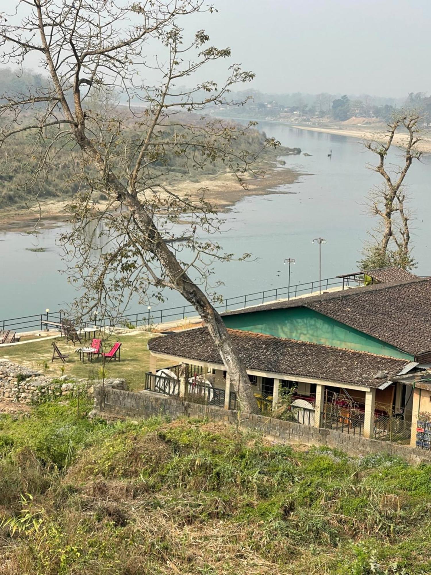 Chitwan Riverside Resort Sauraha Buitenkant foto