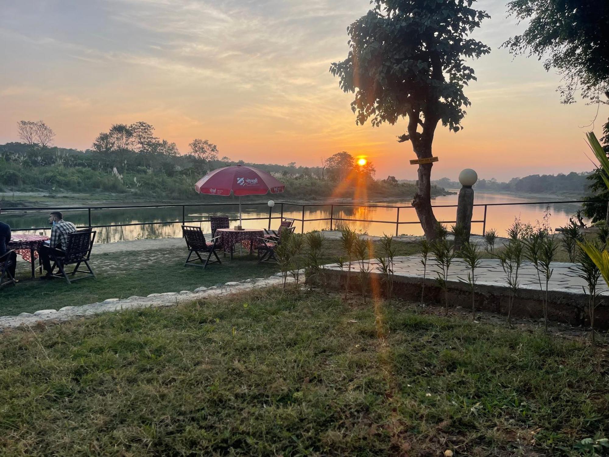 Chitwan Riverside Resort Sauraha Buitenkant foto