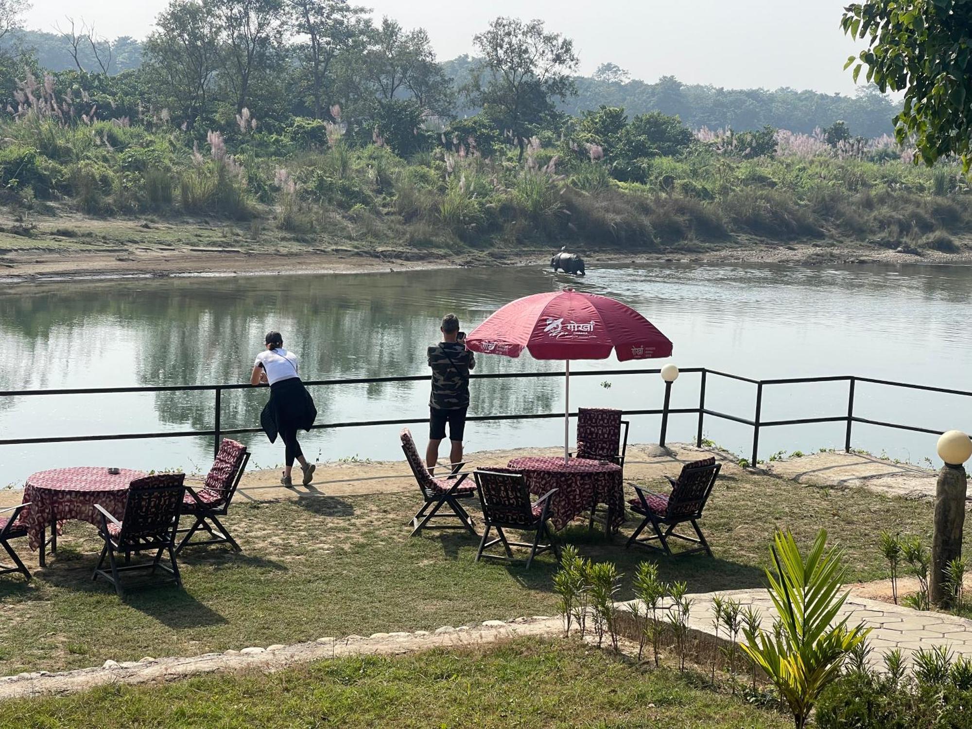 Chitwan Riverside Resort Sauraha Buitenkant foto