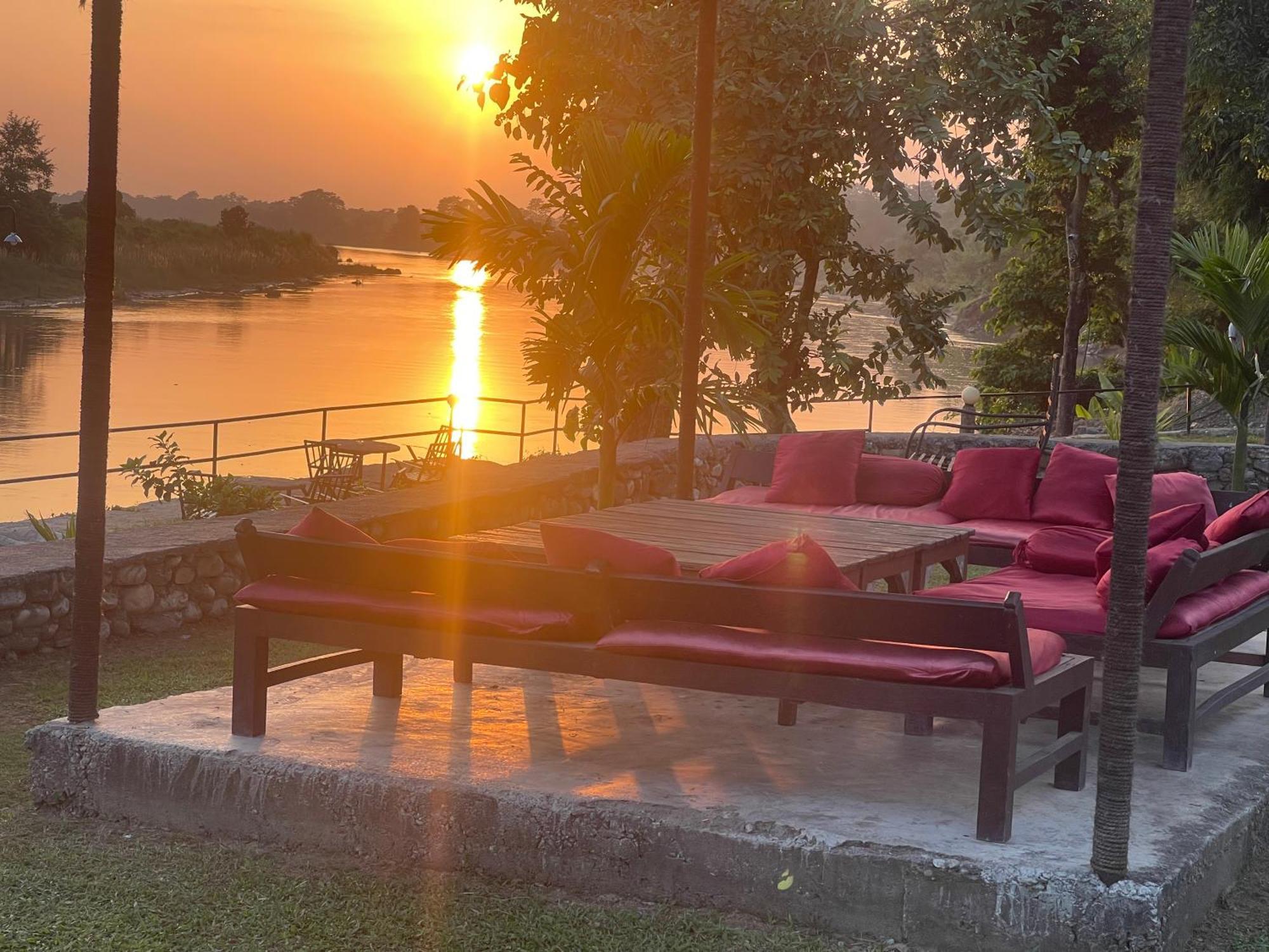 Chitwan Riverside Resort Sauraha Buitenkant foto