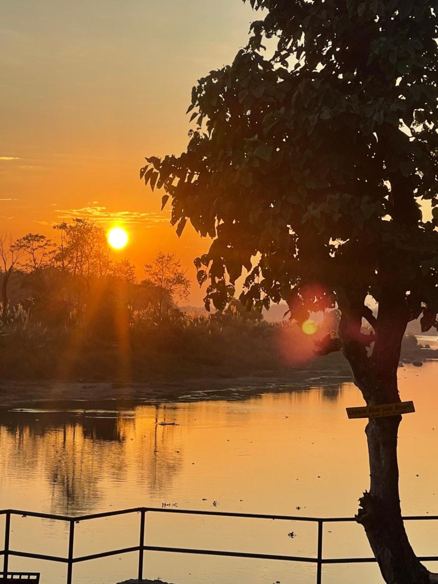 Chitwan Riverside Resort Sauraha Buitenkant foto