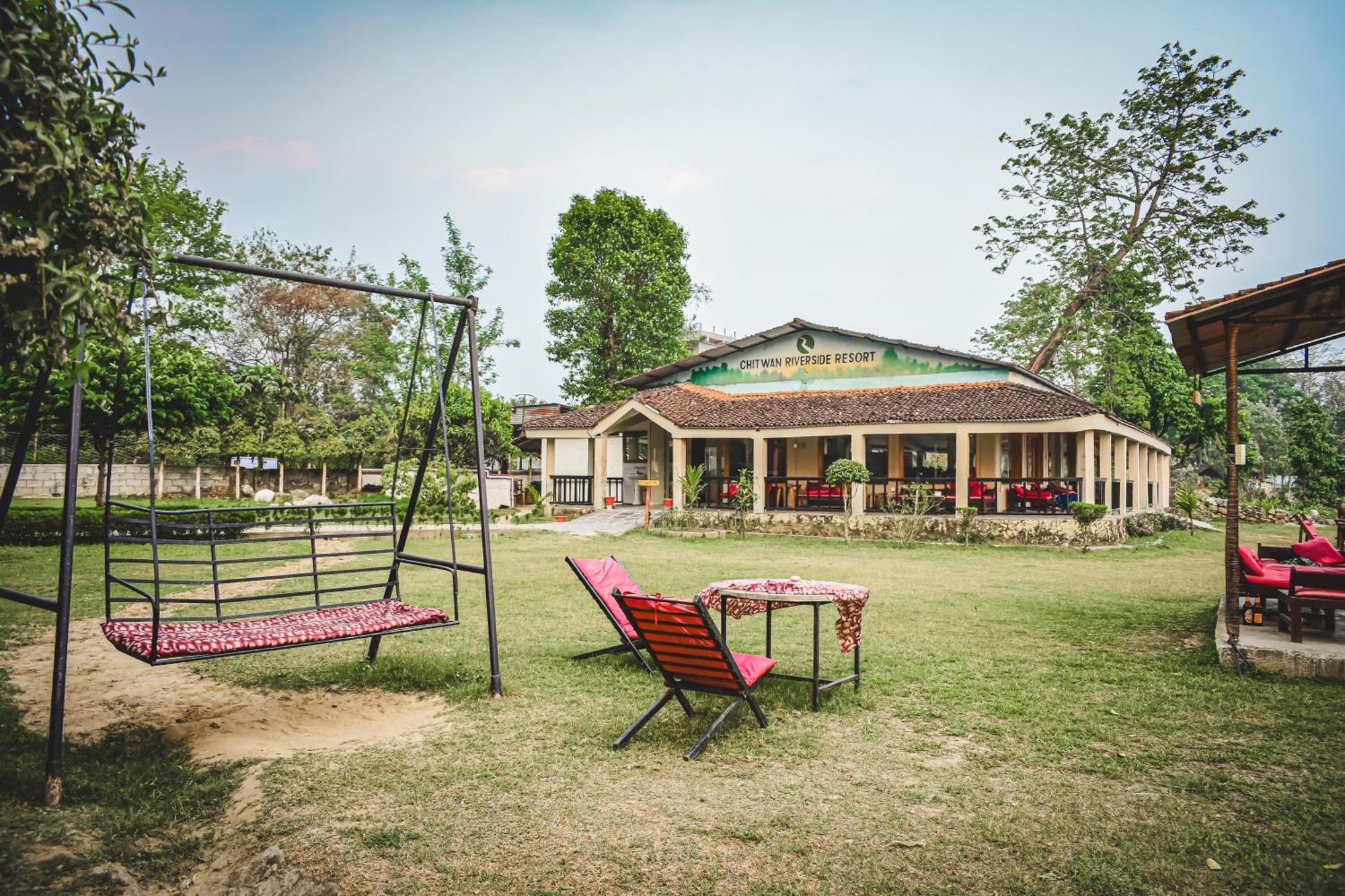 Chitwan Riverside Resort Sauraha Buitenkant foto