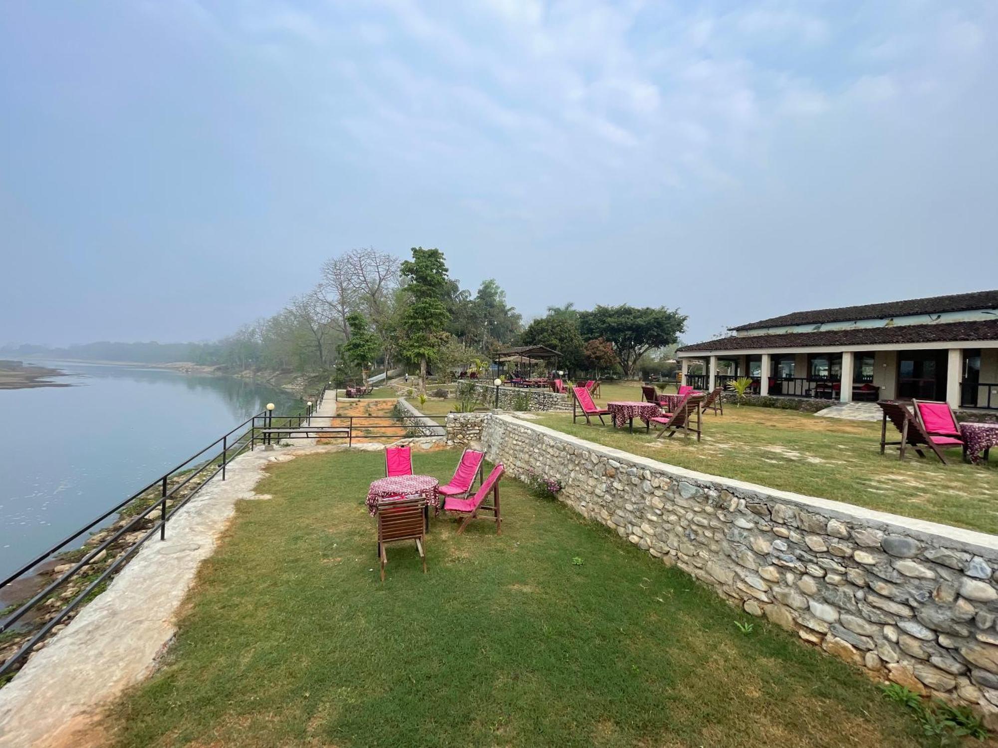 Chitwan Riverside Resort Sauraha Buitenkant foto