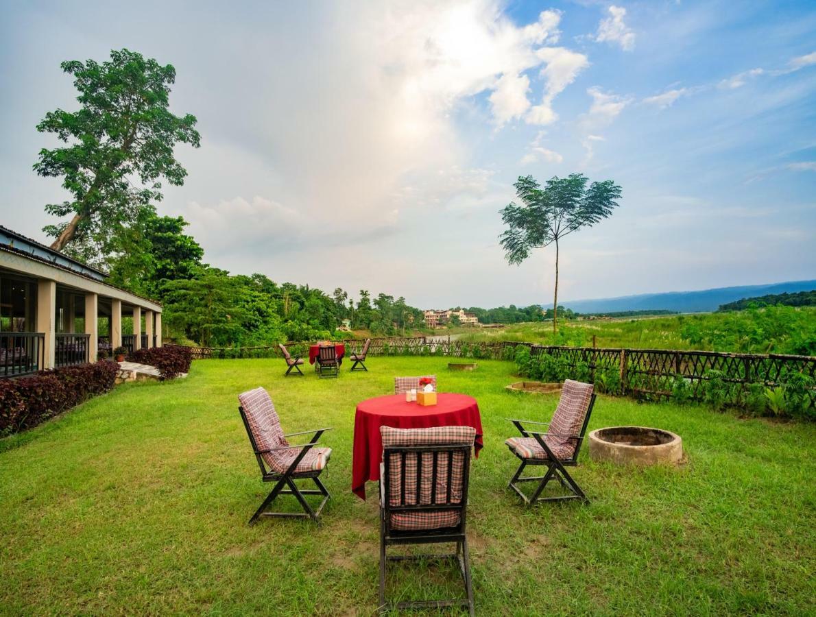 Chitwan Riverside Resort Sauraha Buitenkant foto