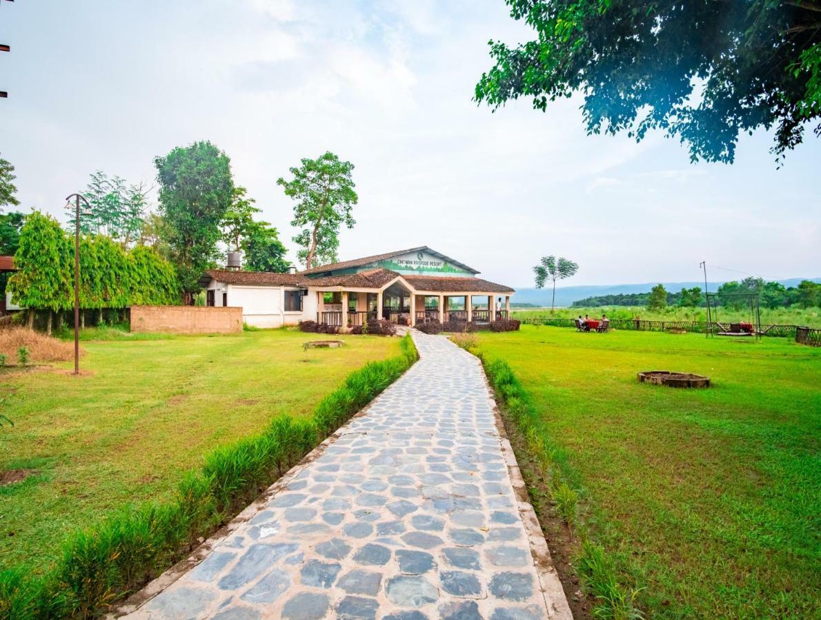 Chitwan Riverside Resort Sauraha Buitenkant foto