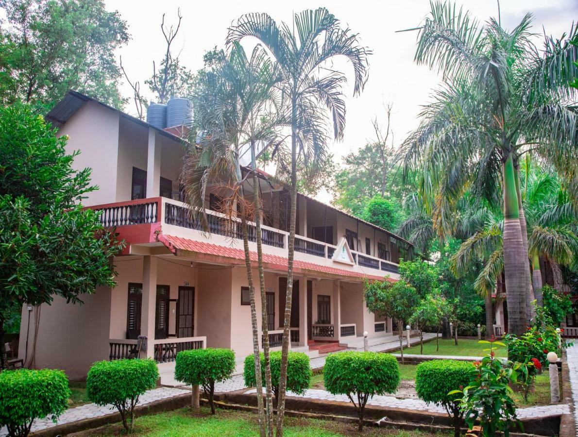 Chitwan Riverside Resort Sauraha Buitenkant foto