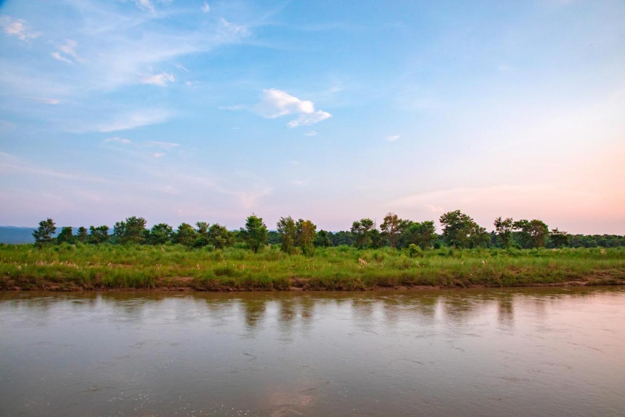 Chitwan Riverside Resort Sauraha Buitenkant foto