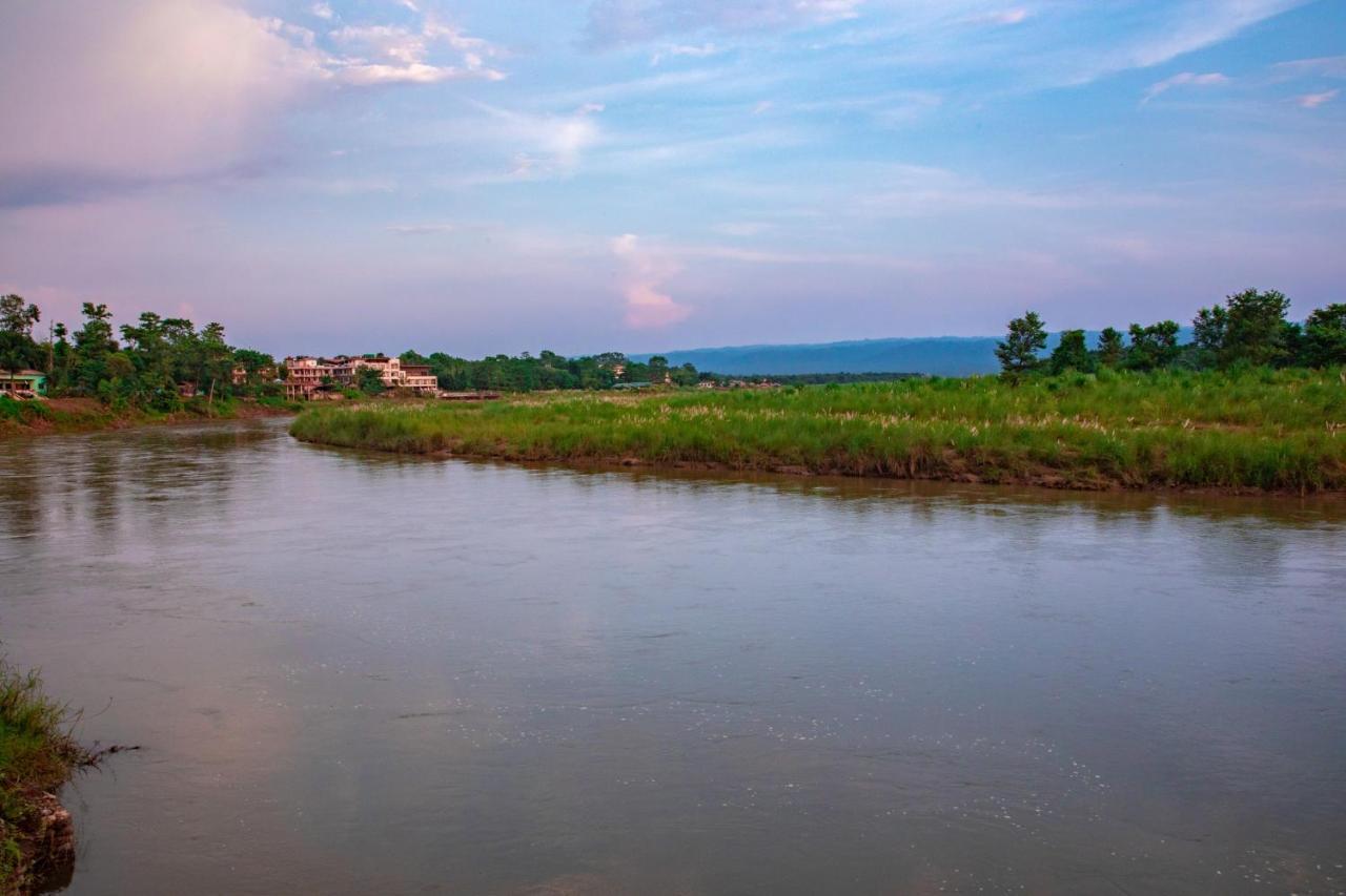 Chitwan Riverside Resort Sauraha Buitenkant foto